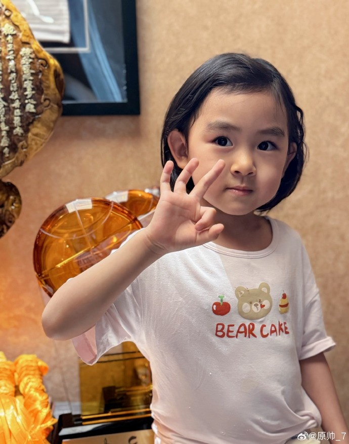 三分大賽三冠王！原帥曬三冠獎(jiǎng)杯：完成了女兒給安排的任務(wù)！