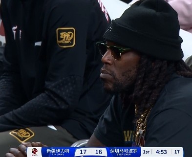 哦呦？你來了！新疆新外援哈雷爾場邊觀戰(zhàn)新疆主場vs深圳的比賽