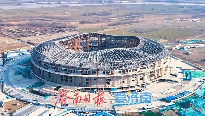 魯媒：戴上1.6萬噸“鋼鐵巨冠”，黃河體育中心球場完成屋蓋施工