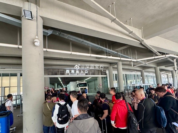 盛況空前！記者曬照：距離中澳之戰(zhàn)還有三小時(shí)，現(xiàn)場(chǎng)記者已超百名