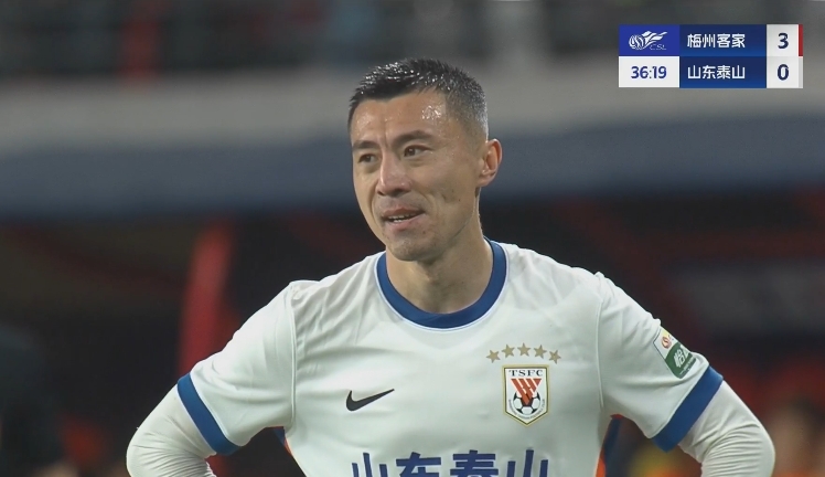 34分鐘0-3落后！36歲鄭錚苦笑36歲大雷沮喪 替補(bǔ)席黃政宇神態(tài)輕松