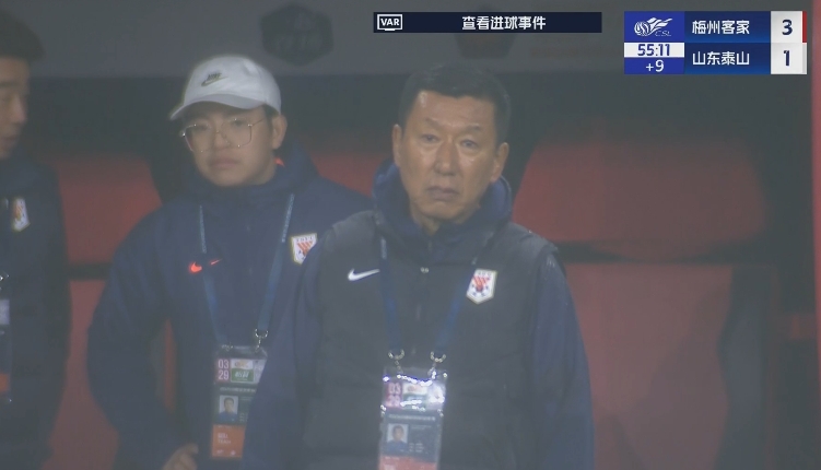 半場1-3落后遞補隊！場邊的崔康熙表情焦急