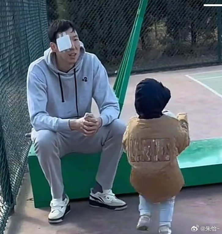 顧家好男人！記者曬出周琦手術(shù)后回歸家庭帶娃照片